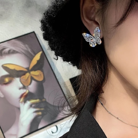 🌟 Gold Tone  Crystals Butterfly 🦋 Earrings - Picture 4 of 4